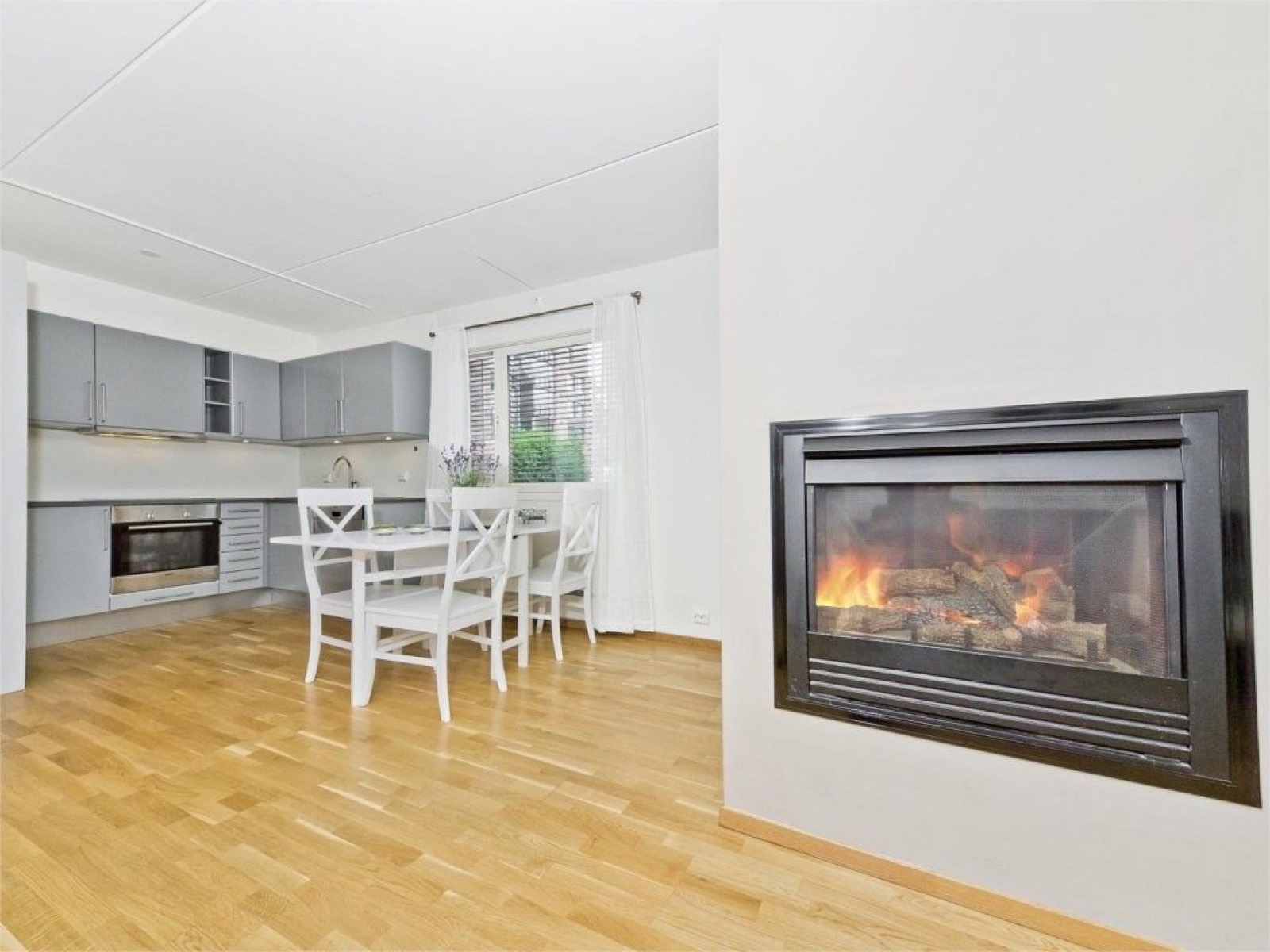 Stue og spiseplass med gasspeis
