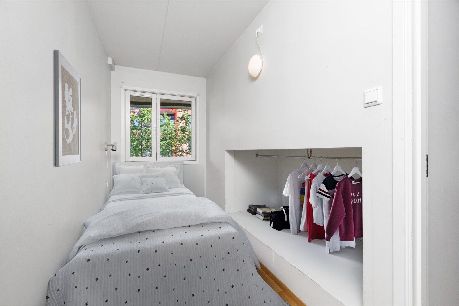 Soverom med garderobe