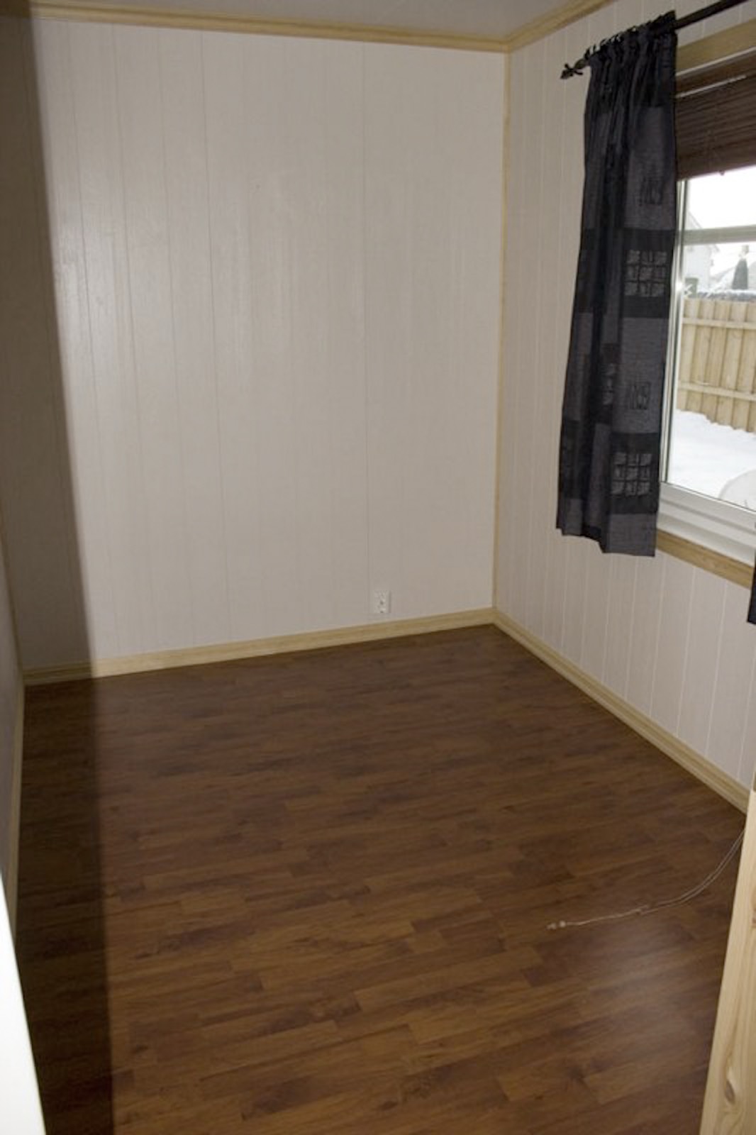 Soverom med vindu mot hagen